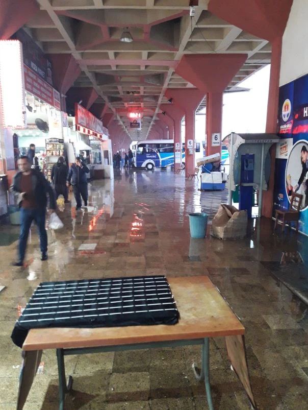 Adana otogarı sağanak yağışla sular altında kaldı