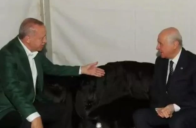 Cumhurbaşkanı Erdoğan ve Devlet Bahçeli miting öncesi bir süre sohbet etti