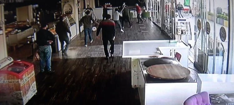 Maske kavgası! Sandalyeler havada uçtu