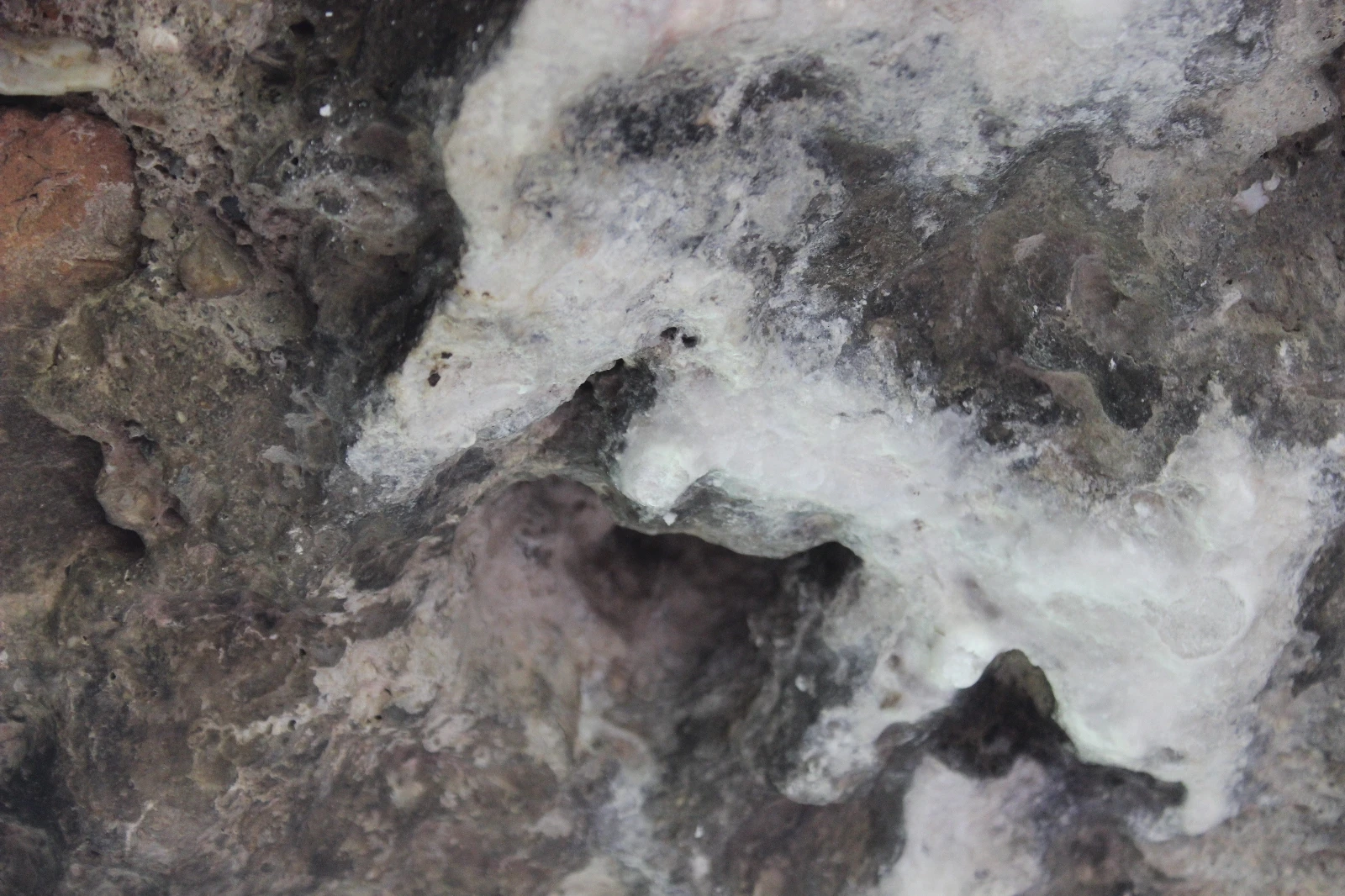 Tarihî kalenin surlarından her cuma süt akıyor