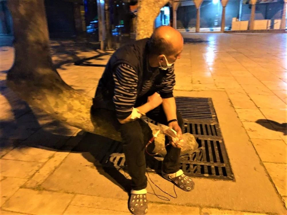 Elinde serum, kolunda damar yoluyla hastaneden kaçtı