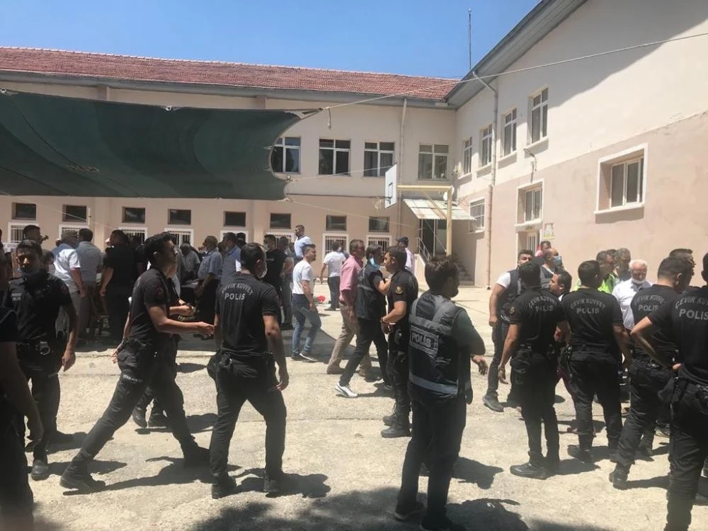 Baba ve oğul yarıştı! Üyeler oy için birbirine girdi