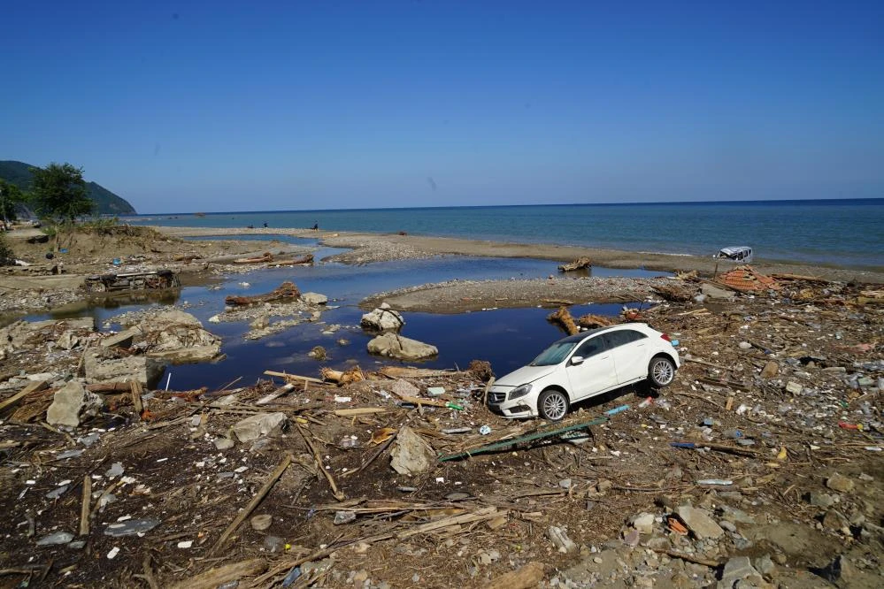 Selde sörf tahtası ile dört kişilik aileyi kurtardı