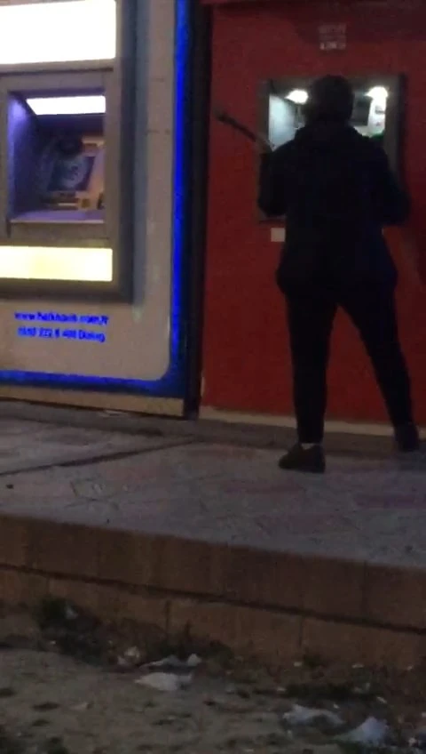 Babasına kızan kadın ATM'leri parçaladı