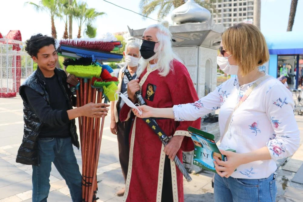 Samuray kostümlü maske uyarısı