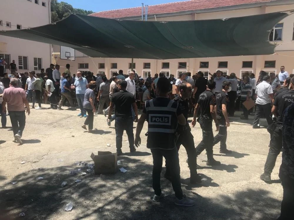 Baba ve oğul yarıştı! Üyeler oy için birbirine girdi