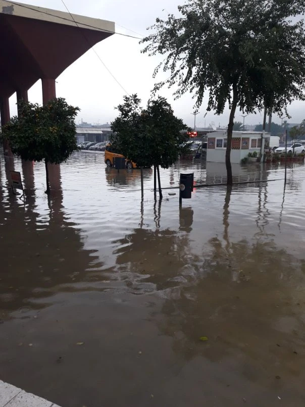 Adana otogarı sağanak yağışla sular altında kaldı