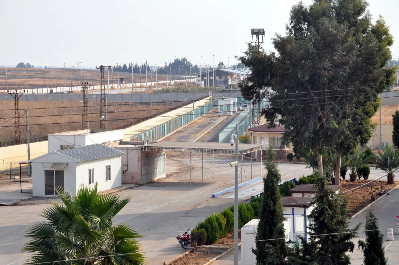 1 milyon Suriyeli'nin güvenli bölgeye geçeceği sınır kapısında temizlik çalışmaları başladı