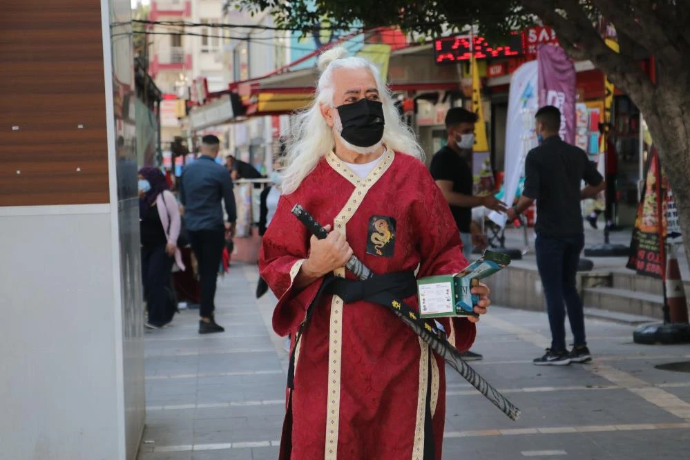 Samuray kostümlü maske uyarısı