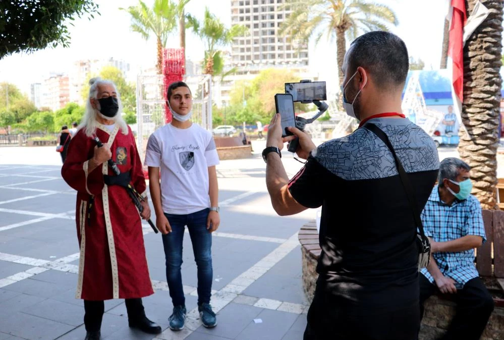 Samuray kostümlü maske uyarısı