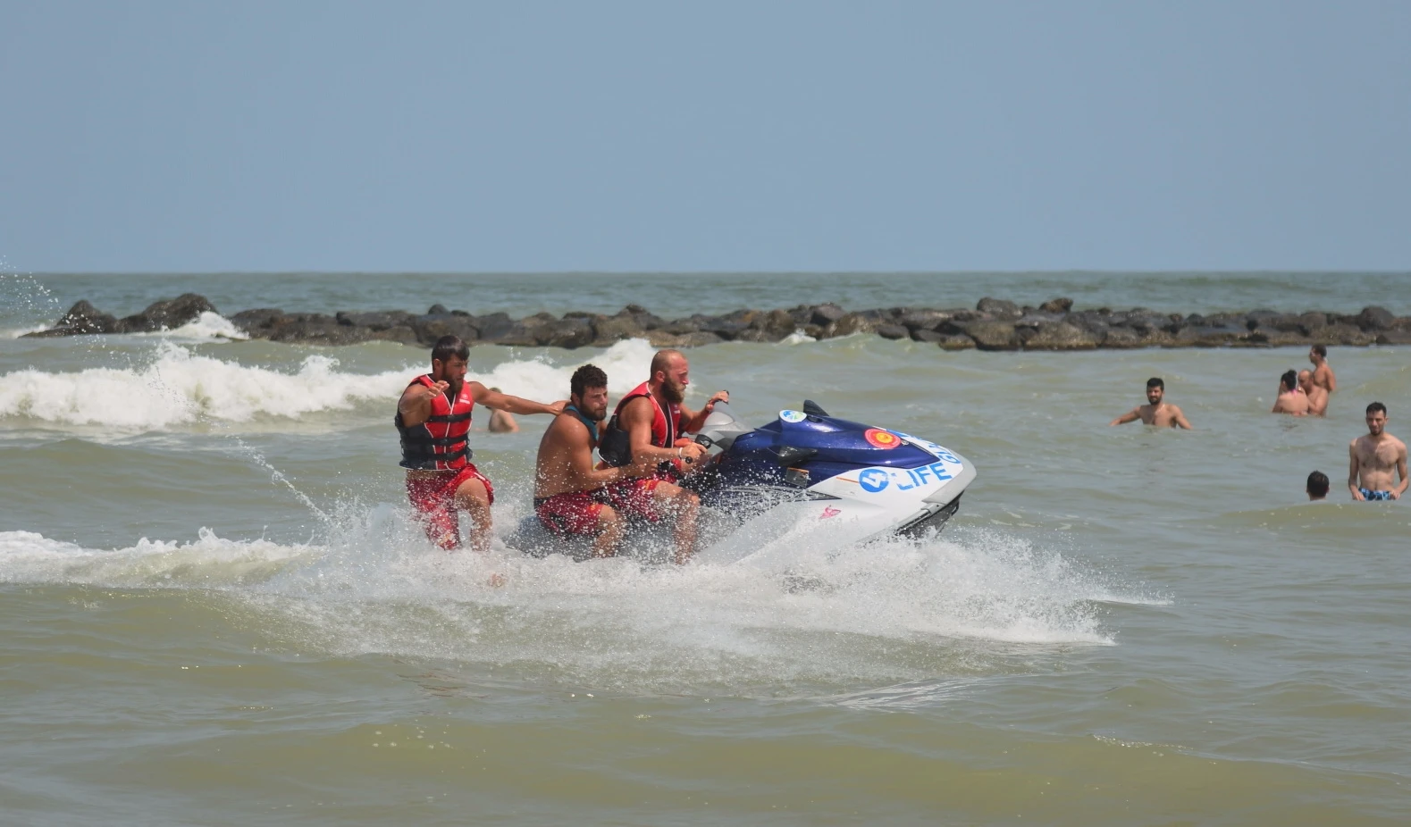 Tatilciler Karasu sahiline akın etti