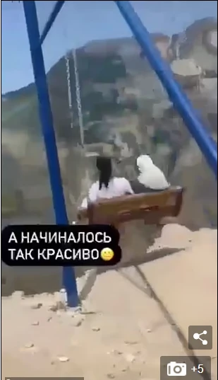 Rusya'da iki kadın uçurumun kenarındaki salıncaktan düştü