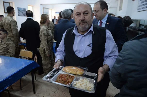 Sanatçı ve sporcular Mehmetçik'e destek için sınıra gitti