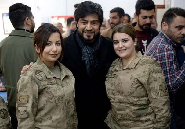 Sanatçı ve sporcular Mehmetçik'e destek için sınıra gitti