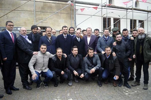 Sanatçı ve sporcular Mehmetçik'e destek için sınıra gitti