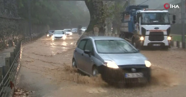 Sarıyer'de sağanak yağış sonrası çayırbaşı tüneli girişini su bastı