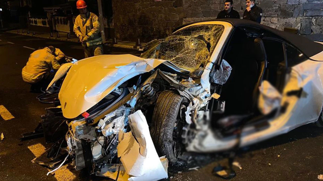 Sarıyer’de lüks araç kaza yaptı: 2’si ağır 3 yaralı