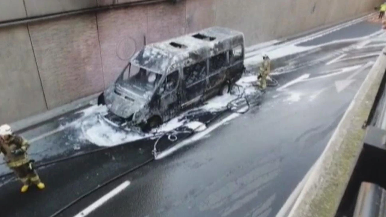 Taksim’de servis minibüsü alev alev yandı