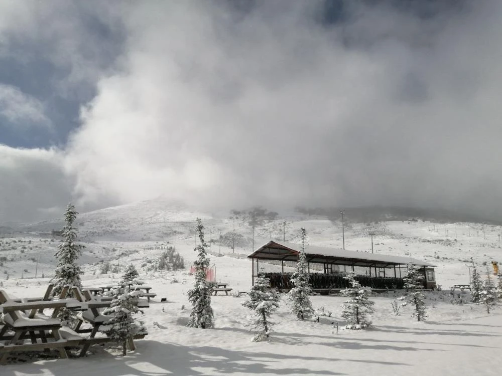 Kar kalınlığı 30 santimetreyi aştı: Her yer beyaza büründü