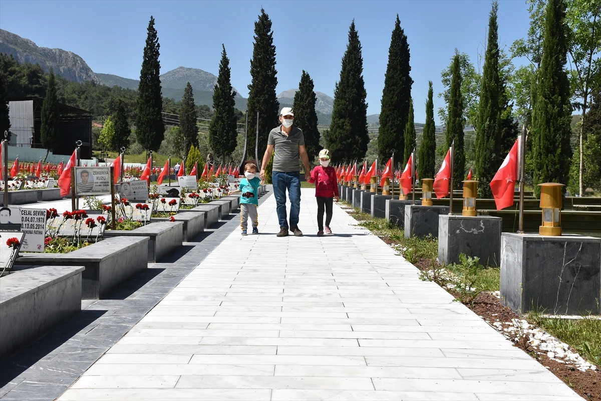 Şehit madencilerin çocukları 4 saatlik sürede babalarının mezarına koştu