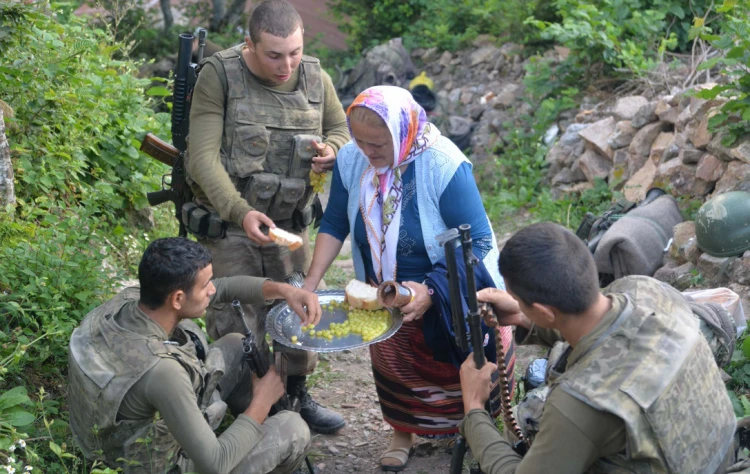 Asker millet el ele, Mehmetçik'e ikram