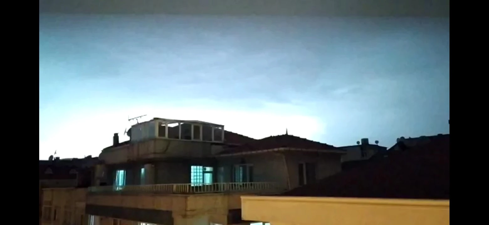 İstanbul'da beklenen sağanak yağış etkili oldu, gece adeta gündüze döndü