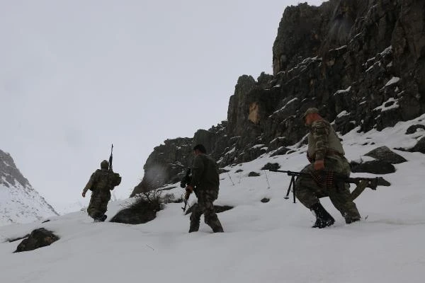 Kato Dağı'nda 1 metre karda teröristleri arıyorlar