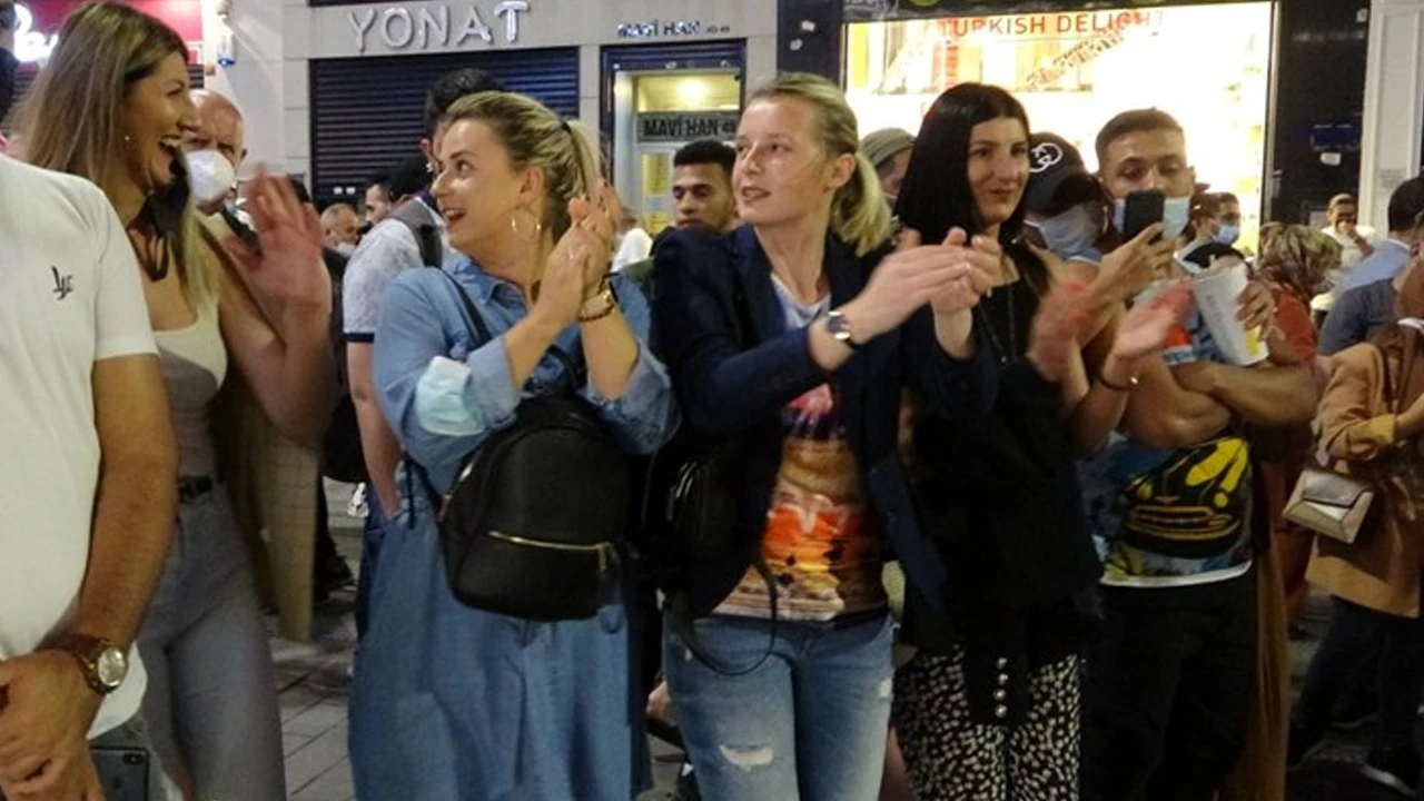 İstiklal Caddesi’nde maske ve mesafe unutuldu, halaylar çekildi