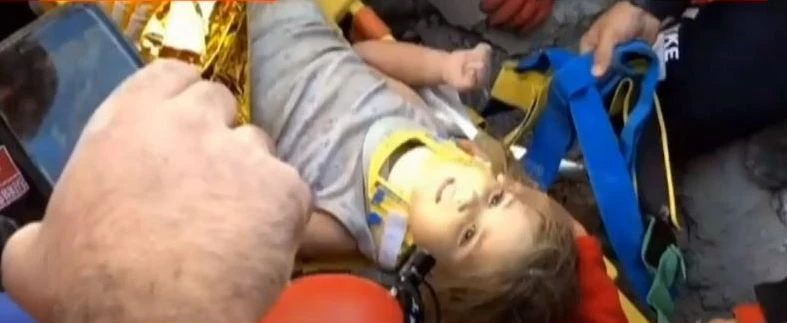 Ayda 91 saat sonra canlı çıkarıldı