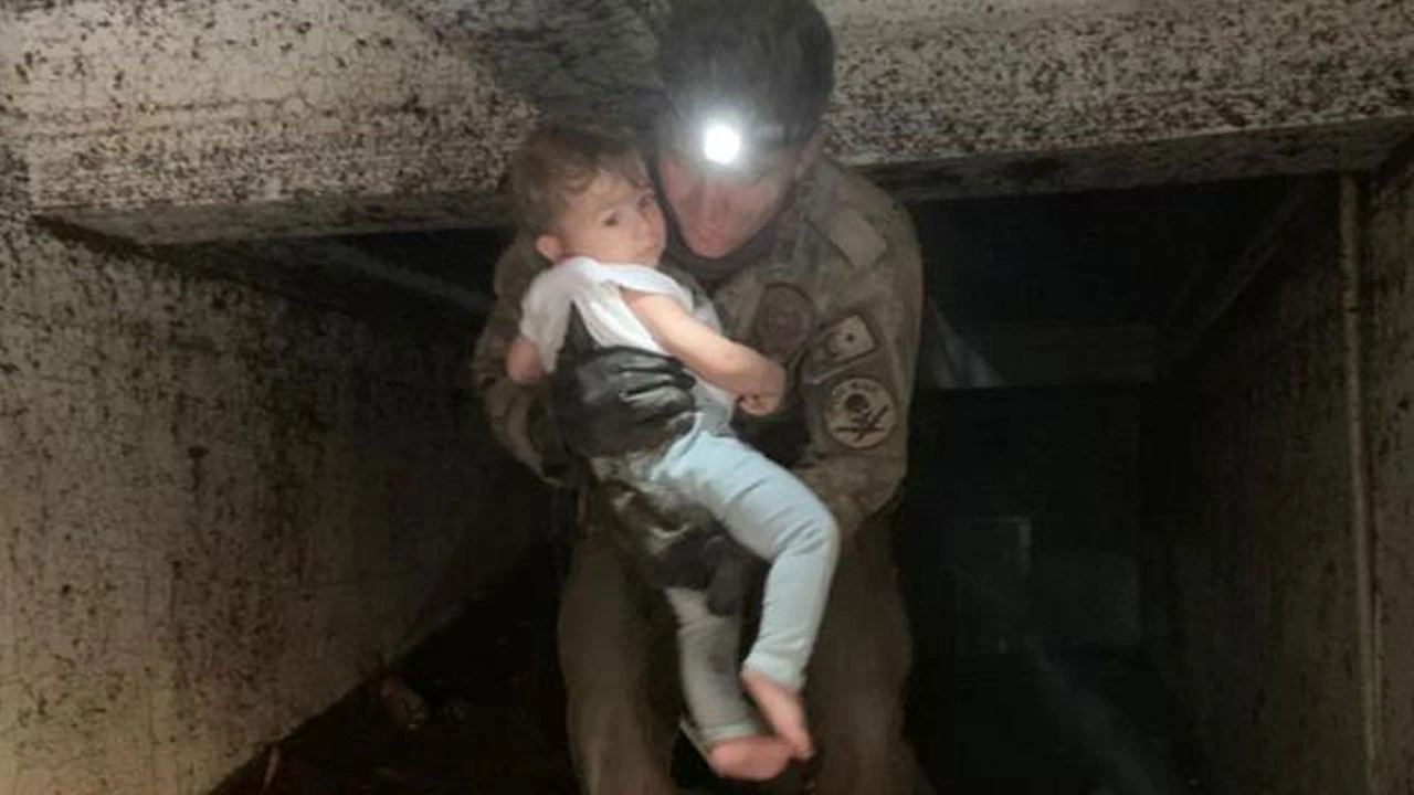 Bozkurt'ta duygulandıran kareler: Çocuklar enkazdan böyle çıkarıldı