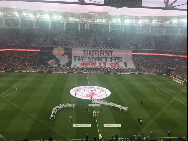 Beşiktaş'tan 'Akıllı ol' pankartı: Fenerbahçe derbisine damga vuran koreografi