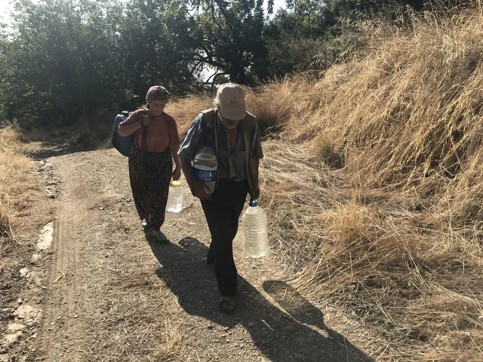 40 yıldır içecekleri suyu evlerine bidonlarda taşıyorlar