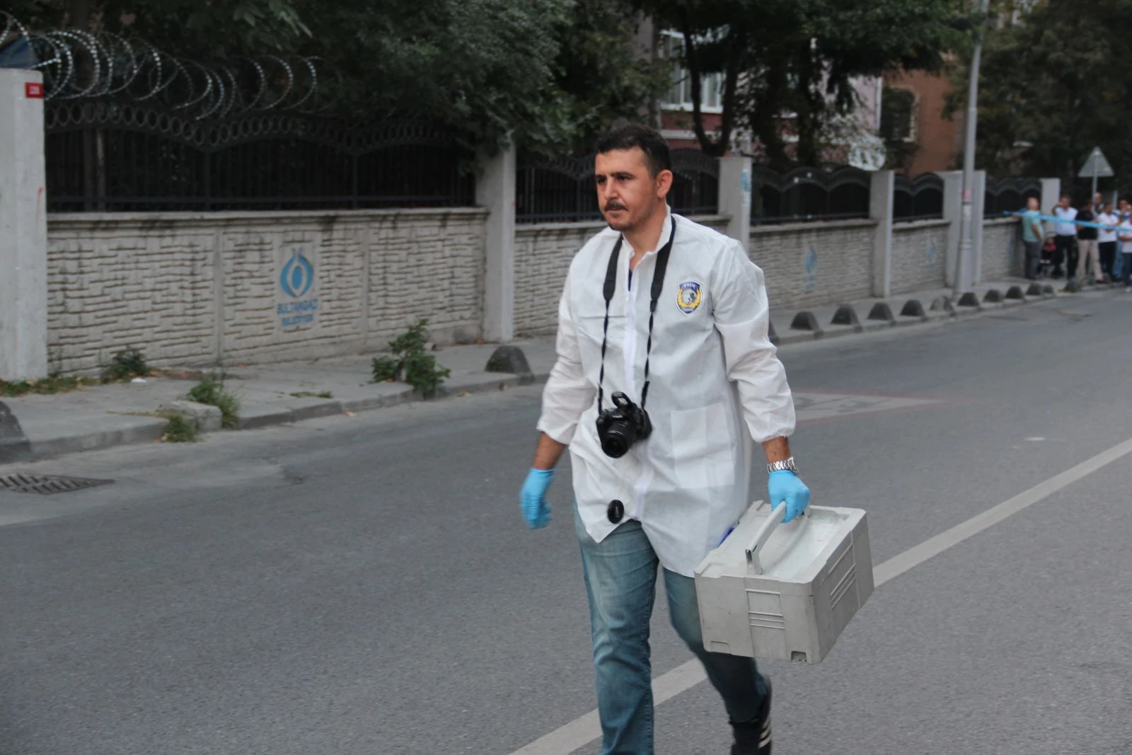 Sultangazi’de aracın yolunu kesip kurşun yağdırdılar