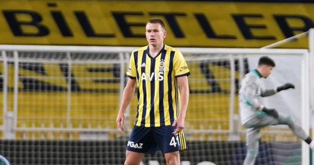 Mesut Özil tribünde, Szalai ilk 11’de sahada