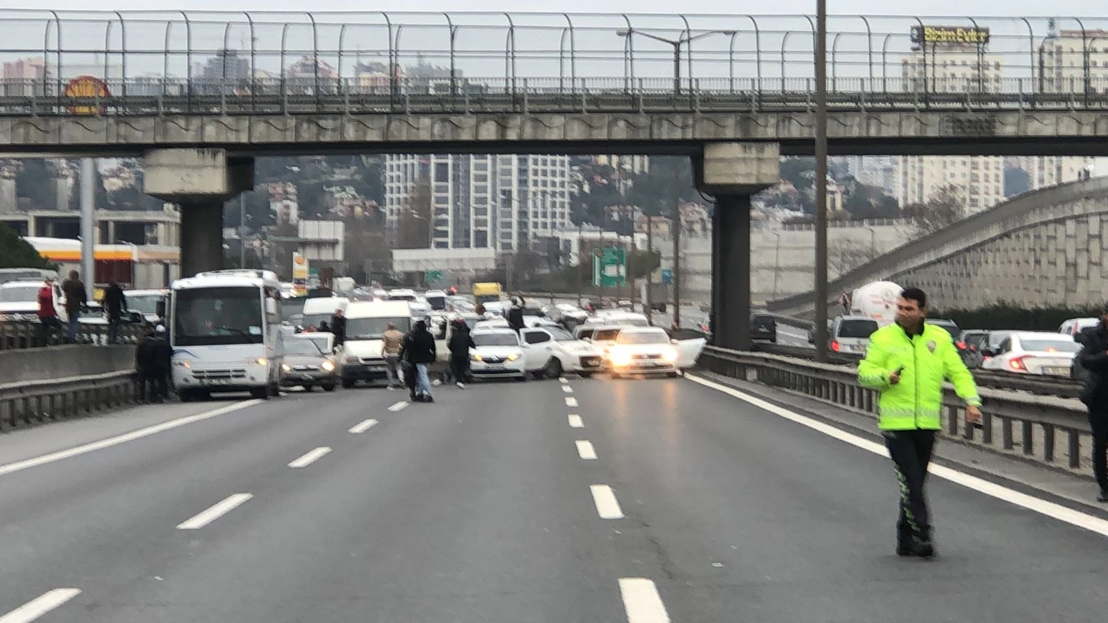 Yoğun bakımda hayat mücadelesi veren arkadaşları için TEM'i kapattılar