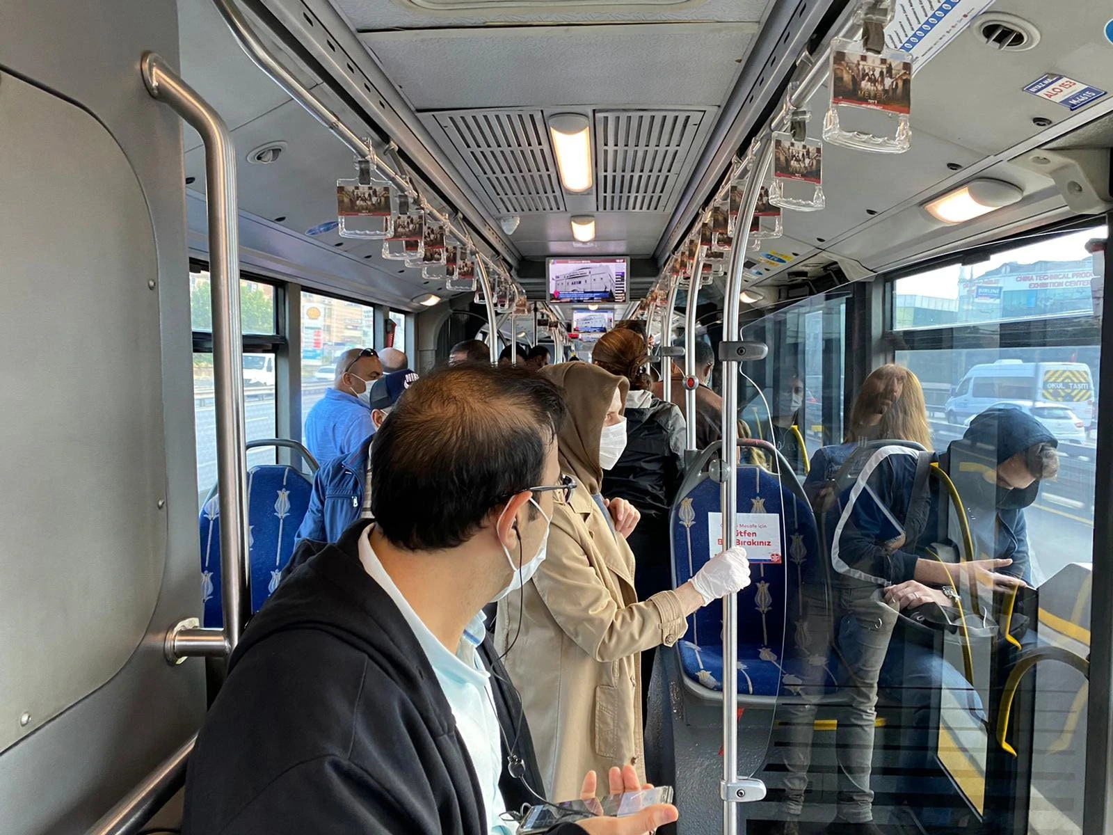 İstanbul’da toplu taşıma araçlarında ve duraklarda dikkat çeken yoğunluk