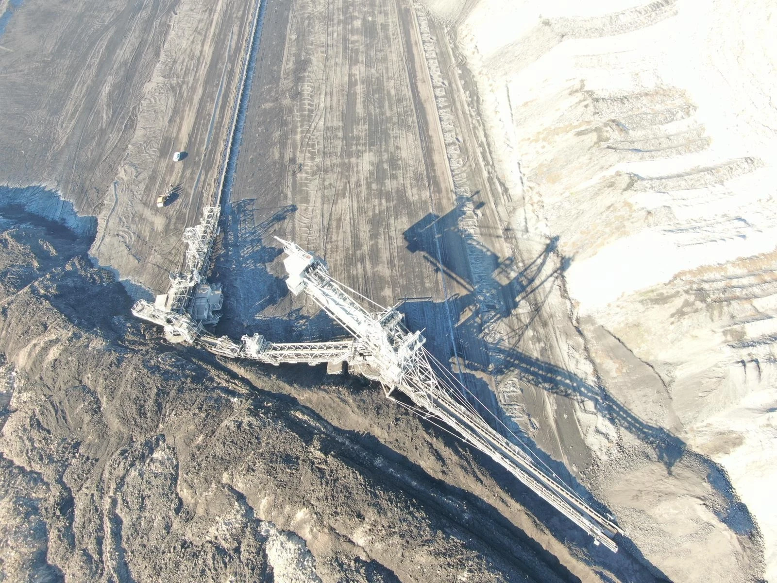 Milyonlarca metreküp toprak yer değiştirdi