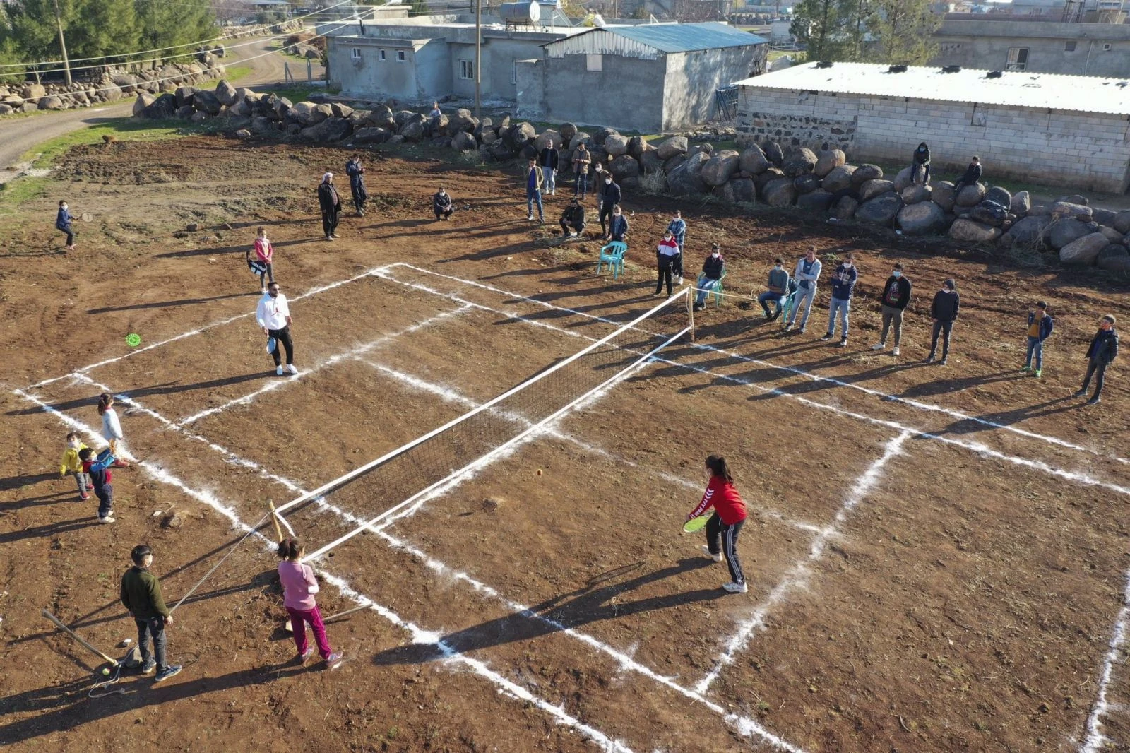 Tenisle tanışan köylüler yöresel kıyafetlerle raket sallıyor
