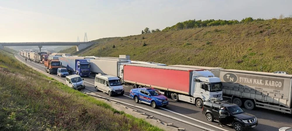 Kuzey Marmara Otoyolu'nda tır devrildi