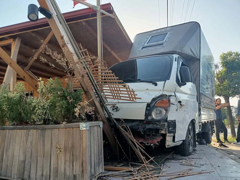 Kamyonet iş yerine daldı! Ölümden saliselerle kurtuldu