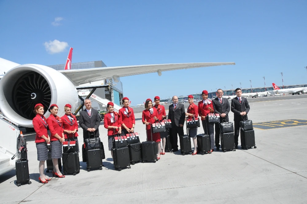 THY kabin ekipleri yeni kıyafetlerini giydi