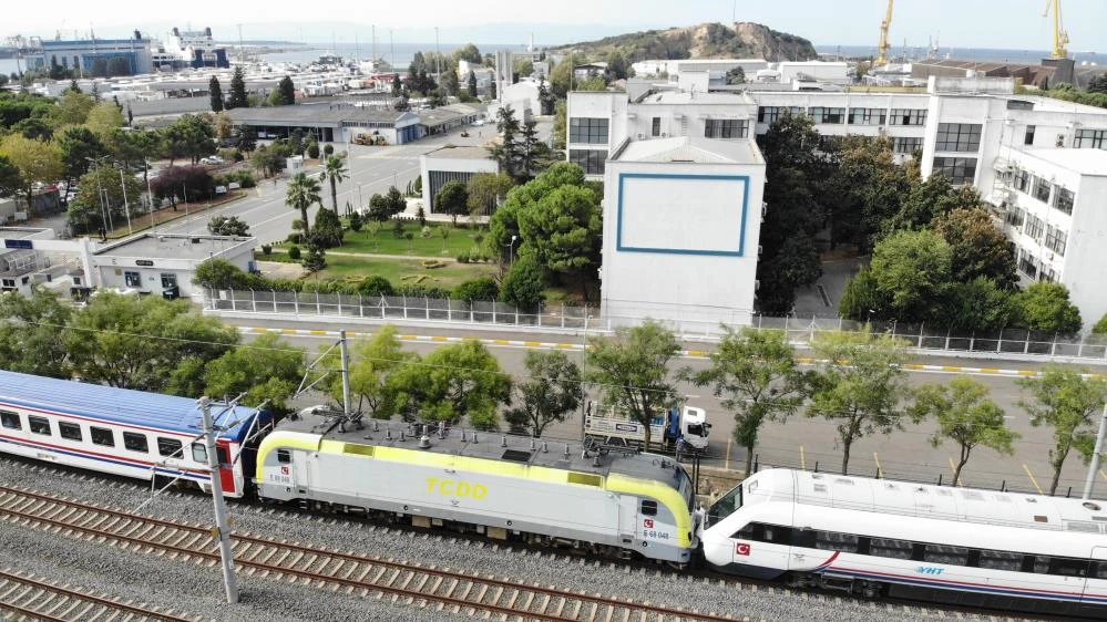 Son dakika! Tuzla'da tren hattında faciadan dönüldü