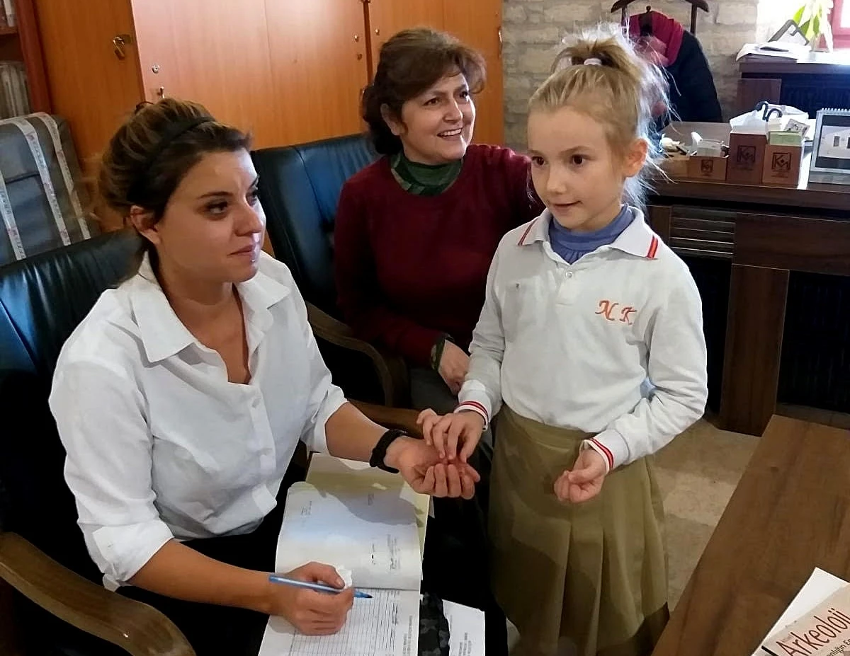 İlkokul öğrencisi yolda yürürken tarihi eser buldu