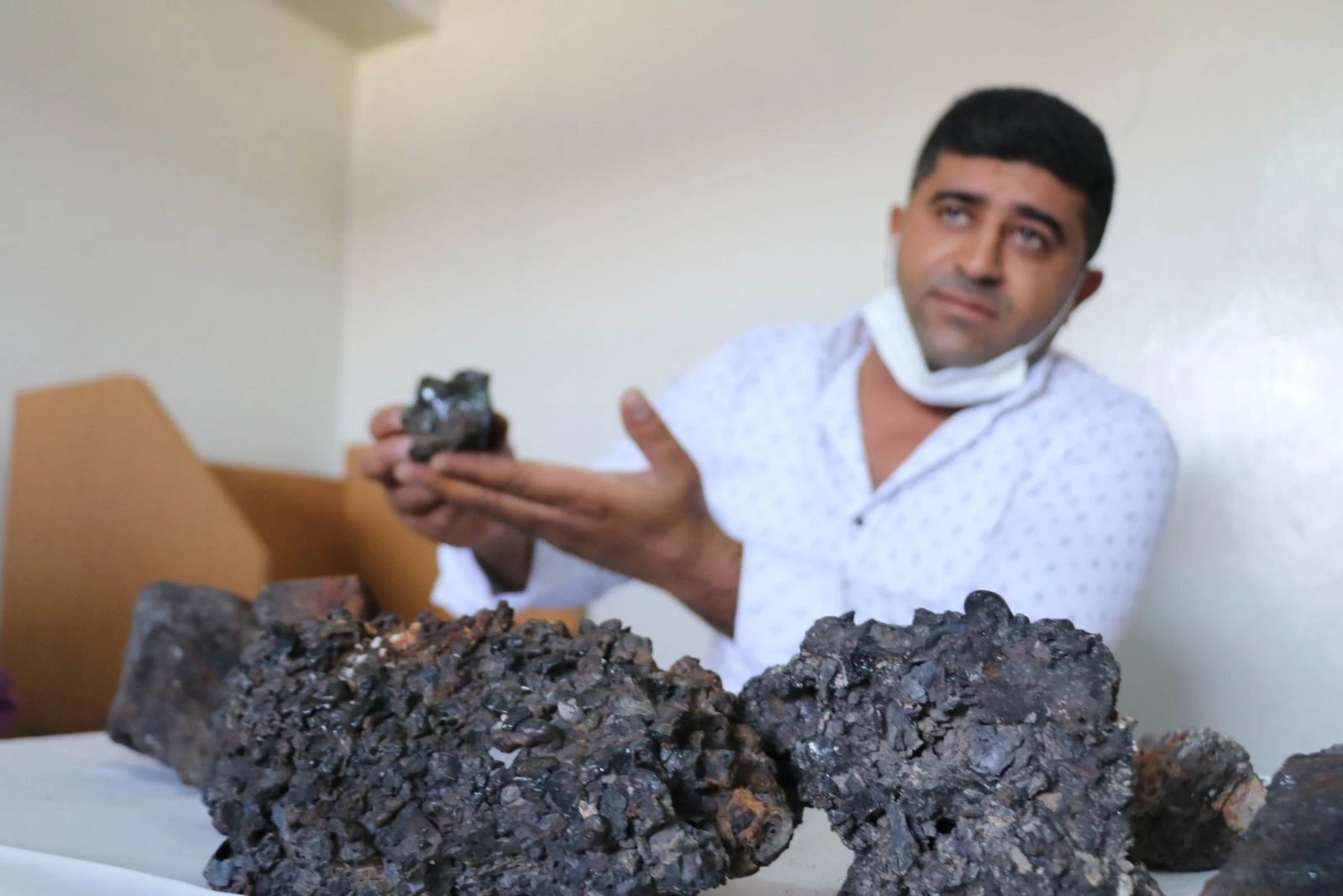 Boş arazide bulduğu esrarengiz taşlara değer biçemiyor