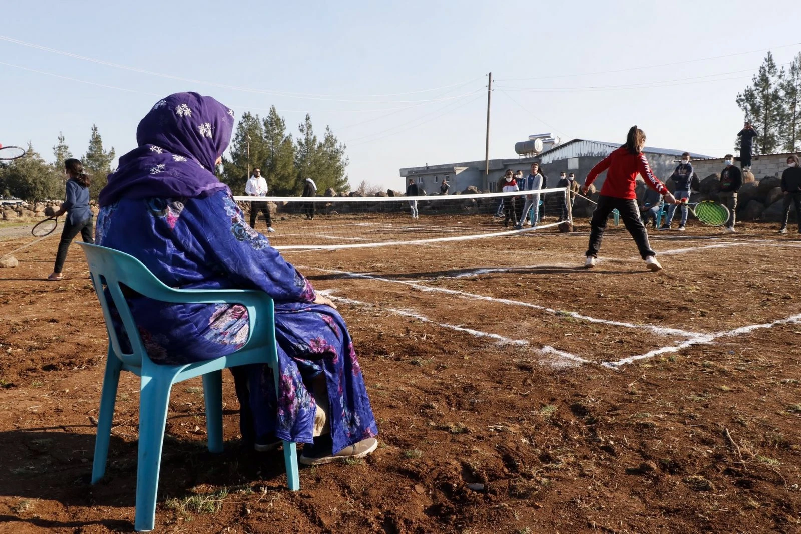Tenisle tanışan köylüler yöresel kıyafetlerle raket sallıyor