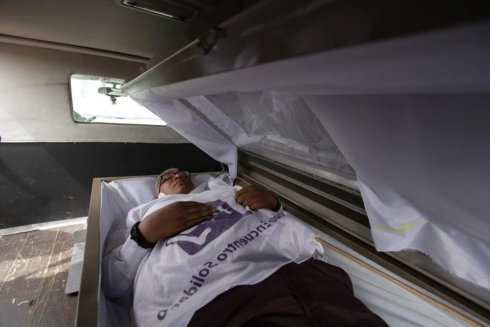 Meksikalı vekil adayından tabutlu seçim kampanyası