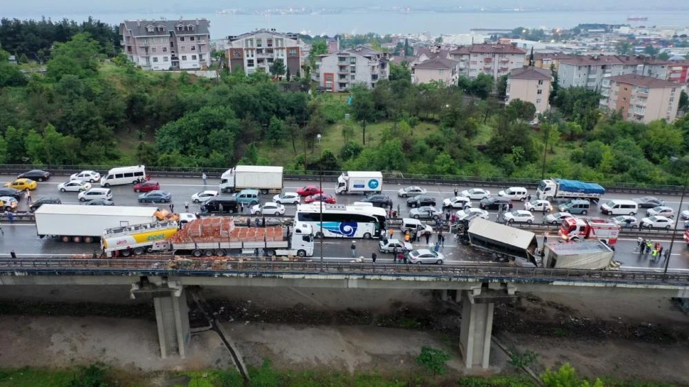 Kocaeli TEM'de zincirleme kaza: 20 yaralı