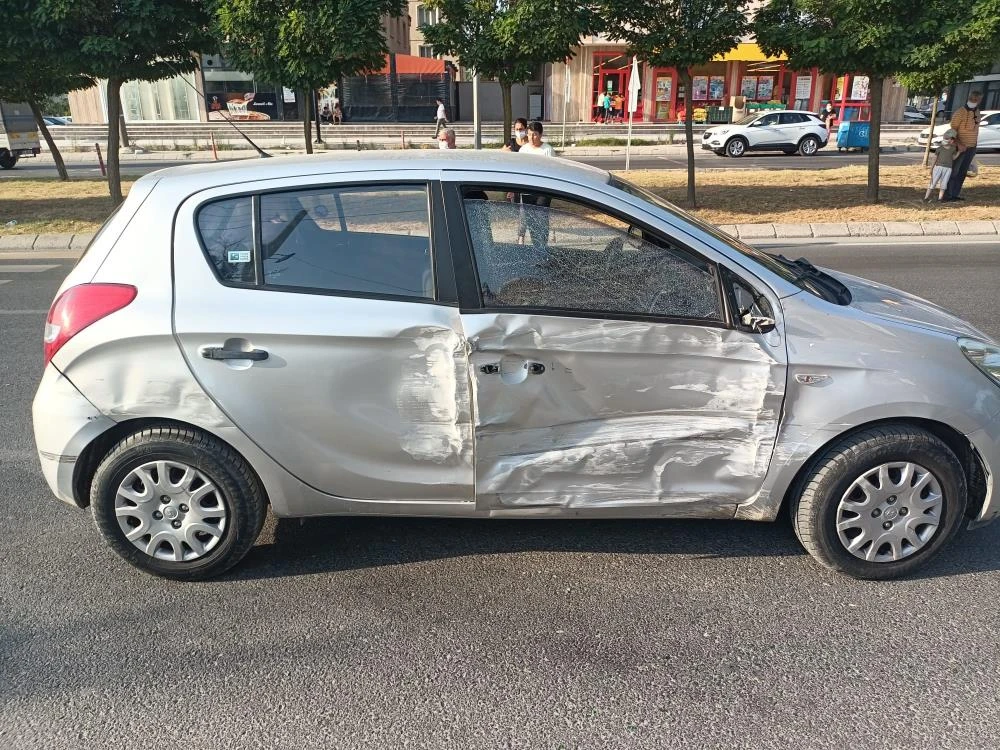 Kamyonet iş yerine daldı! Ölümden saliselerle kurtuldu