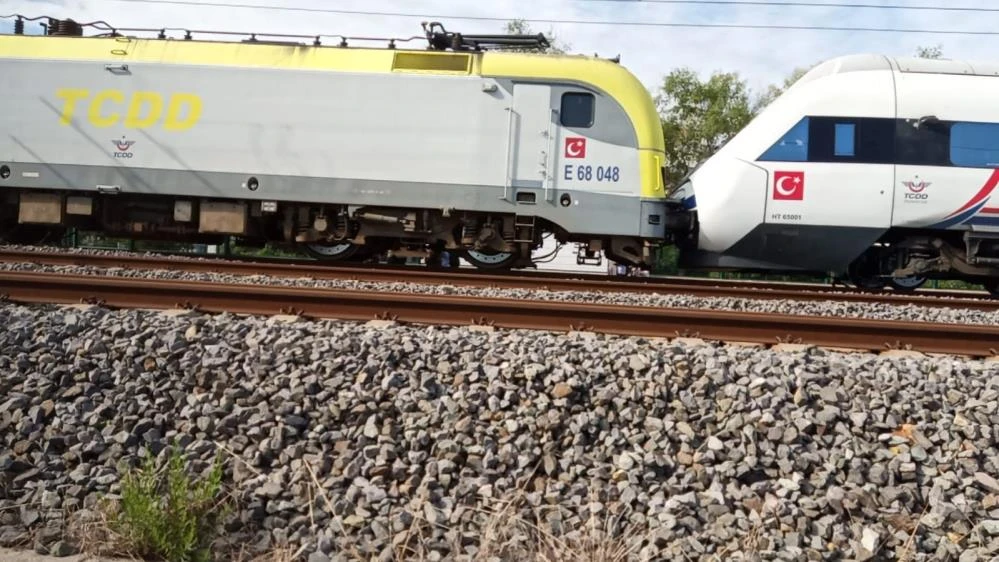 Son dakika! Tuzla'da tren hattında faciadan dönüldü