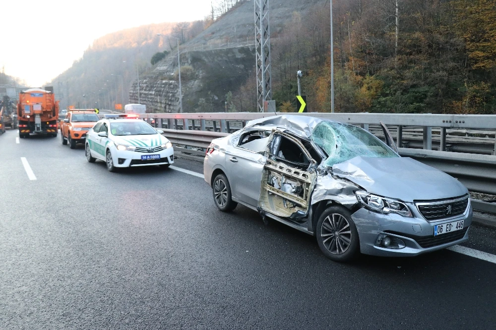 TEM'de kaza! Tırdaki tomruklar yola savruldu: 2 yaralı